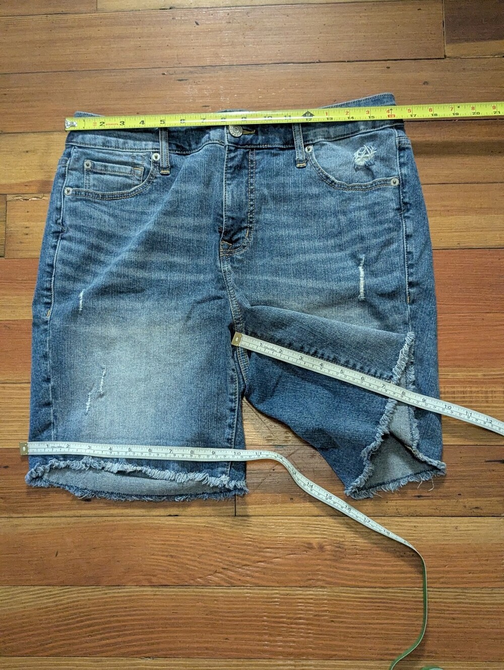 TORRID - FEEL THE FIT - SIZE - 12   Raw Hem Distressed Denim Shorts - Picture 4 of 13